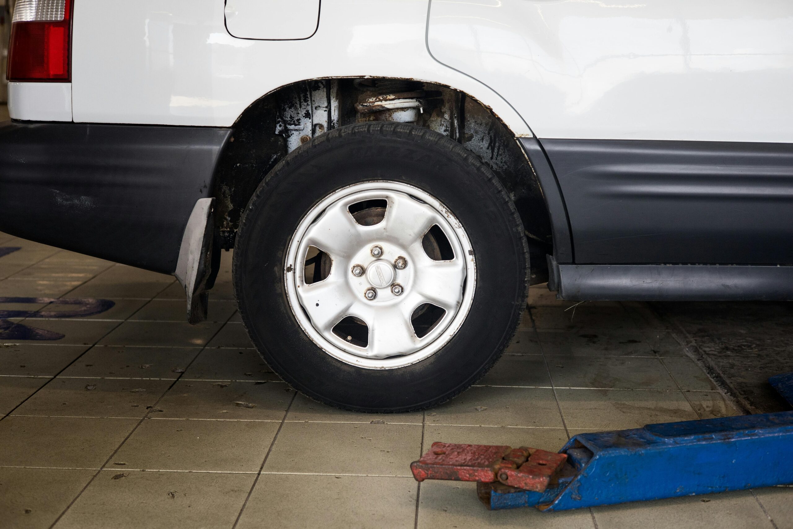 Roue de voiture dans un garage