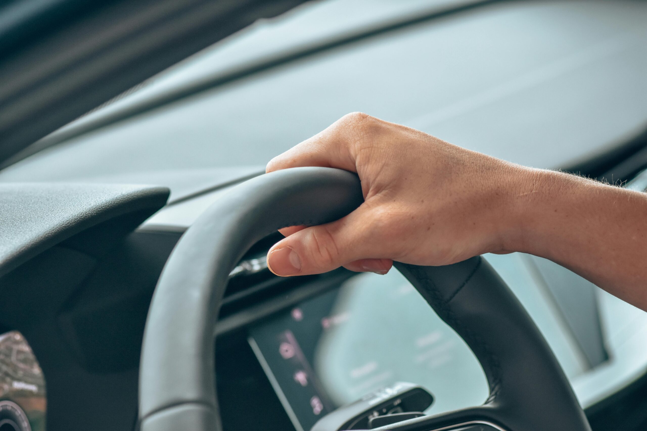 Main sur volant de voiture