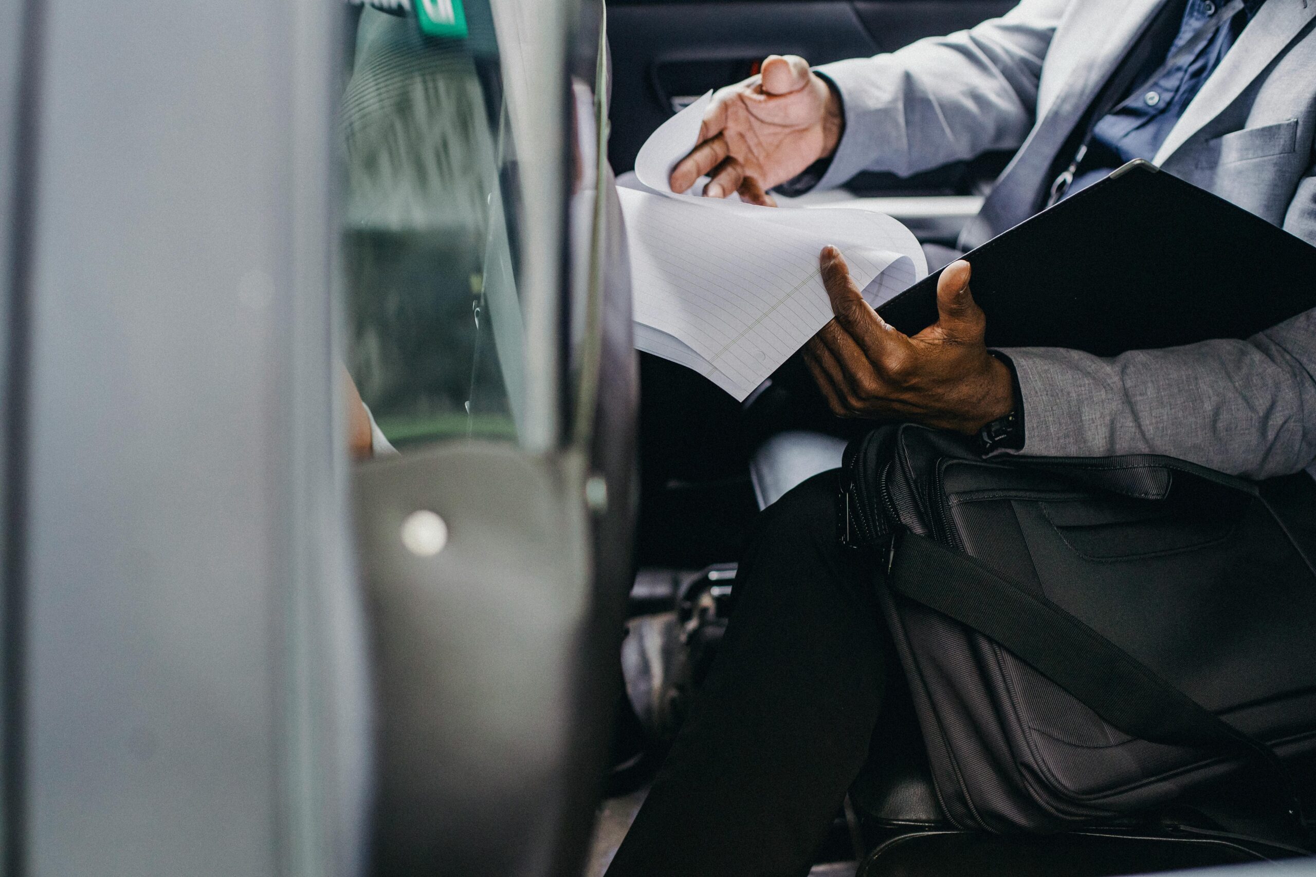 Personne feuilletant des documents dans une voiture